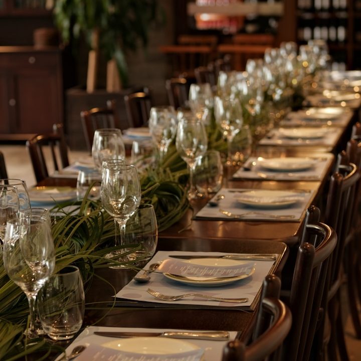 Elegant gedeckter Tisch mit Gläsern und Besteck in einem Restaurant.